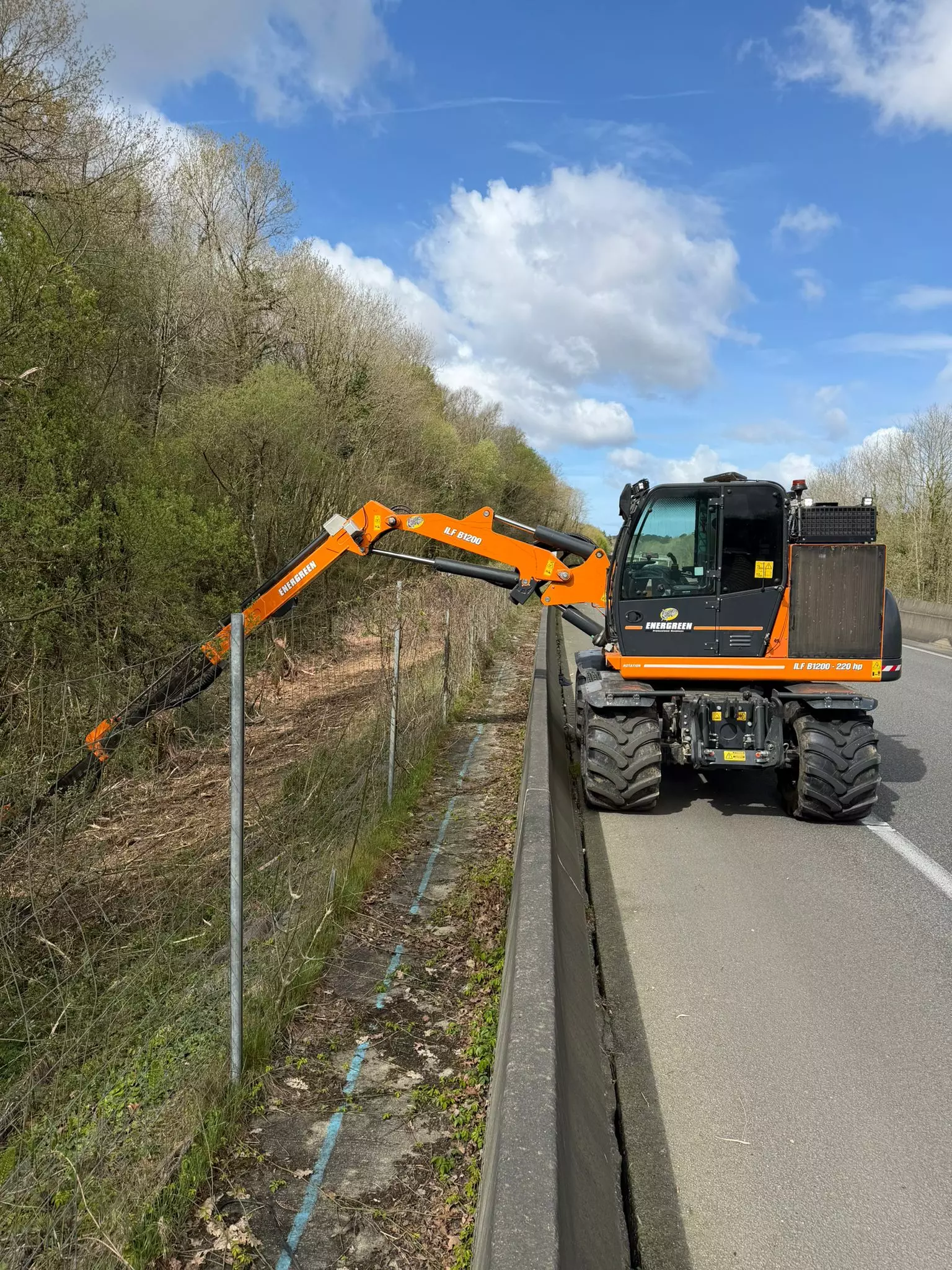 Débroussaillage et entretien de clôture d'autoroute