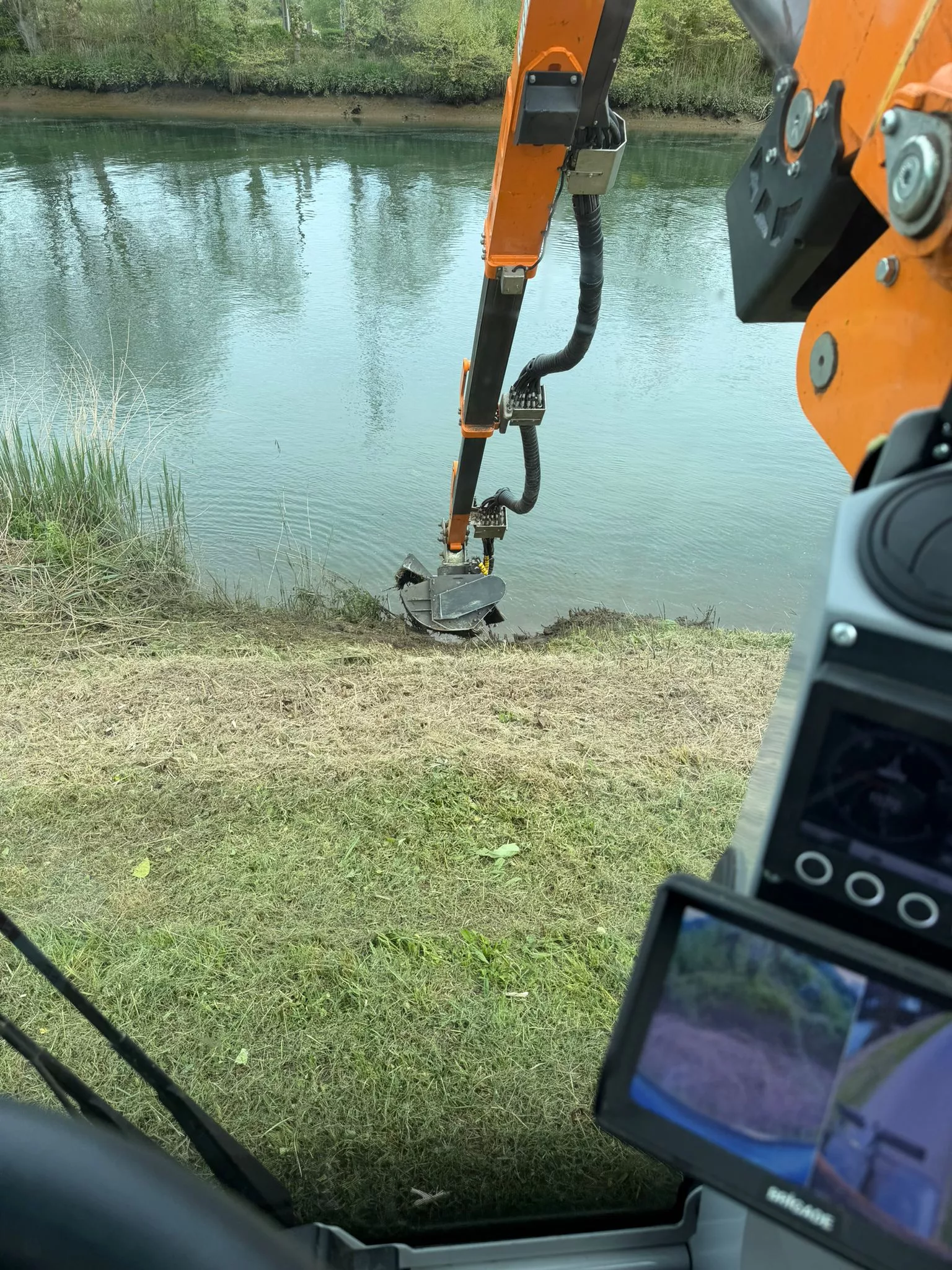 Vue cabine bras long — entretien de cours d'eau